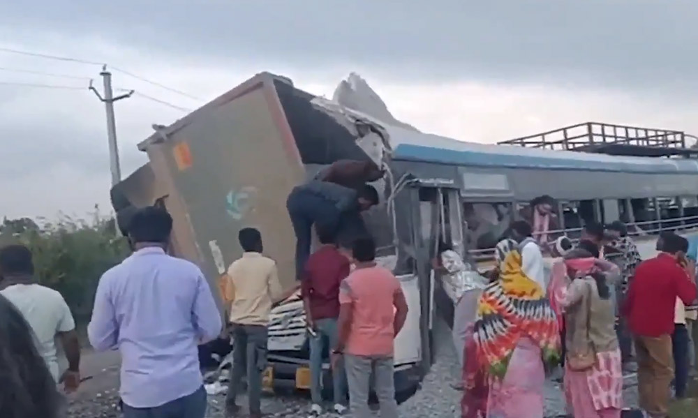 भारतको तेलङ्गनामा बस र ट्रक ठोक्किँदा १९ जनाको मृत्यु