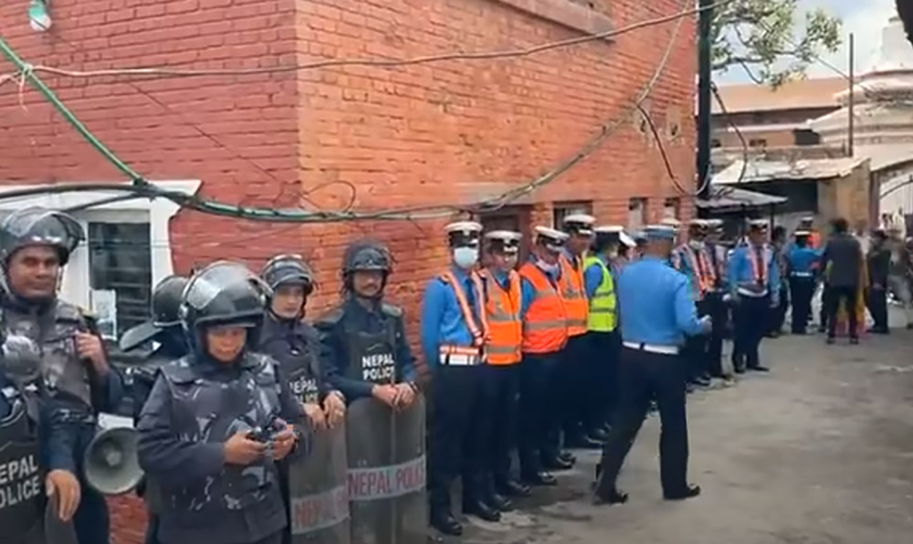 थापाथलीमा नेपाल प्रहरी र महानगरीय प्रहरी आमने सामने