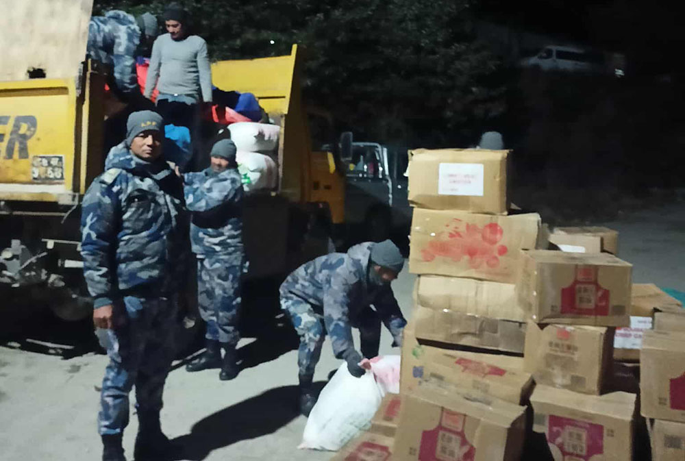 बाह्रबिसेबाट बिलविजक तथा भन्सार प्रज्ञापन पत्र नभएको सामानसहित नियन्त्रण