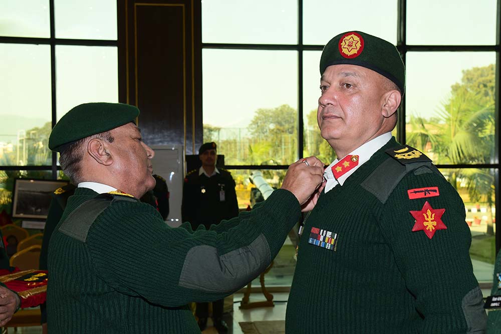 उपरथीमा बढुवा भएका थापालाई दर्ज्यानी चिन्ह प्रदान