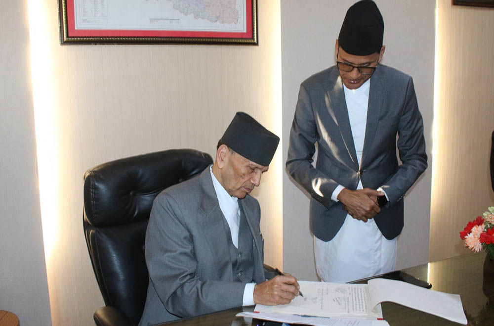 नवनियुक्त परराष्ट्रमन्त्री शर्माले गरे पदभार ग्रहण, राष्ट्रिय हितको रक्षा र प्रवर्द्धन गर्न निर्देशन