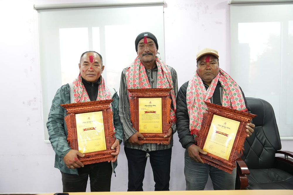 कराते र भारोत्तोलनका प्रशिक्षक सेवा निवृत