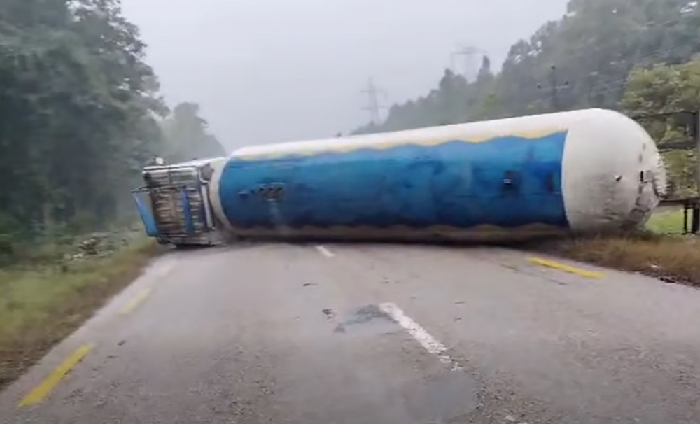 एलपीजी ग्याँस बोकेको ट्यांकर दुर्घटना