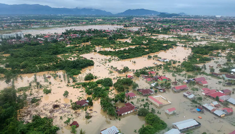 बर्षा र बाढीबाट इन्डोनेसियामा ४०० भन्दा बढीको मृत्यु