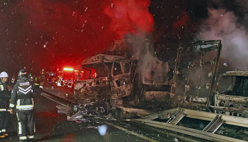 ५० भन्दा बढी सवारी साधन एकअर्कासँग ठोक्किए