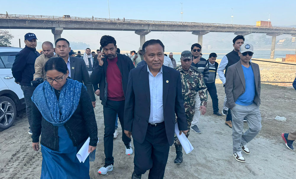 मन्त्री घिसिङबाट नारायणी नदीमा निर्माण सुरू भएको सिग्नेचर ब्रीजको निरीक्षण (फोटो फिचर)