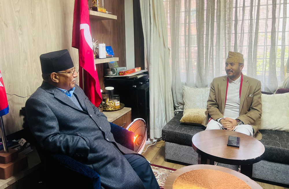 सञ्चारमन्त्री खरेलको प्रचण्डसँग भेटवार्ता