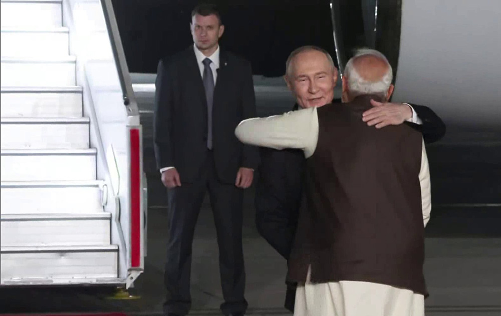 नयाँ दिल्ली आइपुगे पुटिन, मोदीले गरे विमानस्थल पुगेर स्वागत