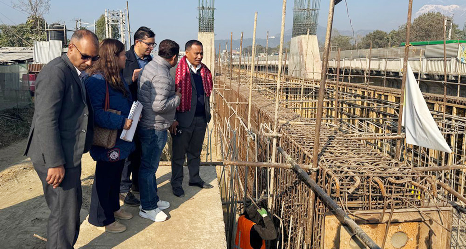 मन्त्री घिसिङले गरे निर्माणाधीन सेती पुल निरीक्षण