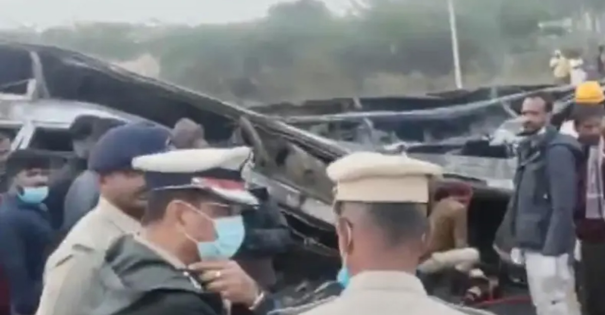 भारतको कर्नाटकमा बस र लरी ठोक्किँदा ११ जनाको मृत्यु