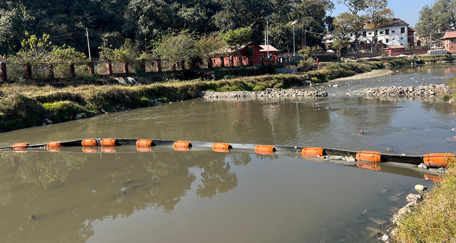 बागमती नदीमा तैरिने फोहोर संकलन गर्न राखियो ट्रास बेरियर