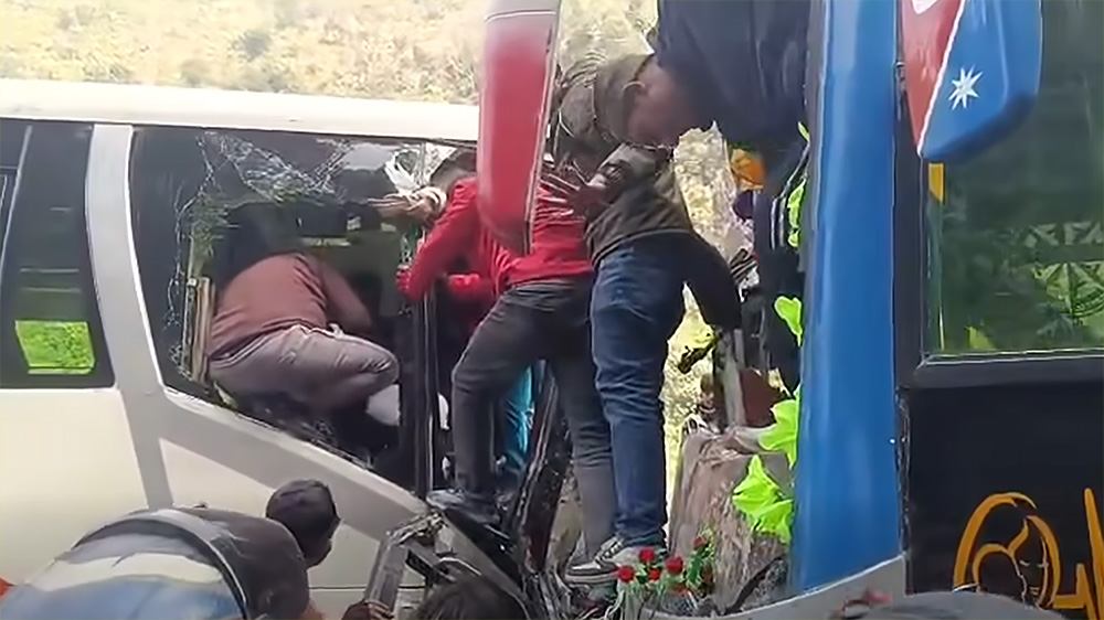 मुग्लिङ-काठमाडौँ सडकको जवाङ खोलामा दुई बस ठोक्किए