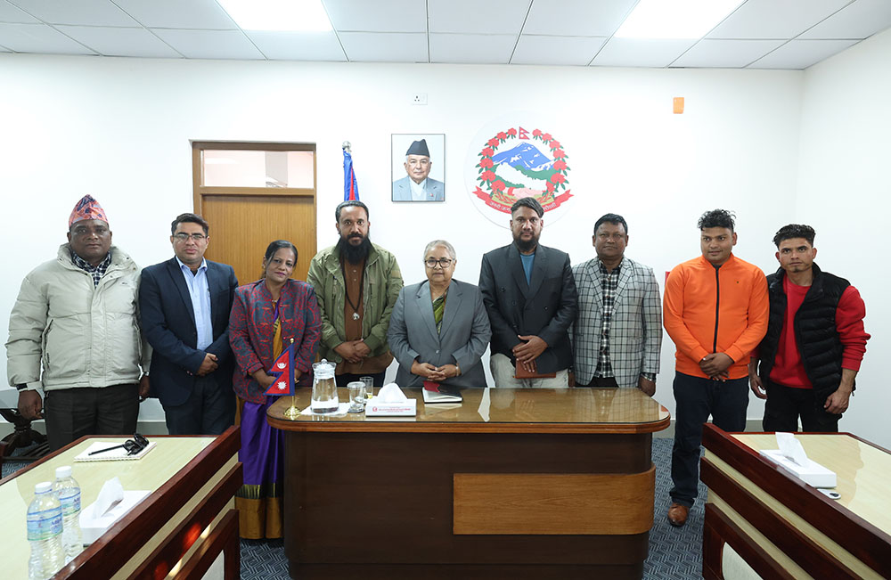 प्रधानमन्त्री कार्कीसँग हाम्रो पार्टी नेपालका अध्यक्ष सुनारसहितको टोलीको भेट