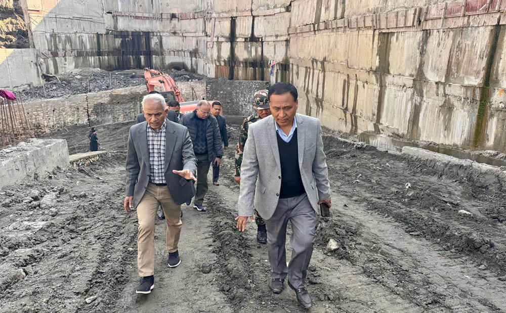 मन्त्री घिसिङबाट निर्माणाधीन बाल अस्पतालको निरीक्षण