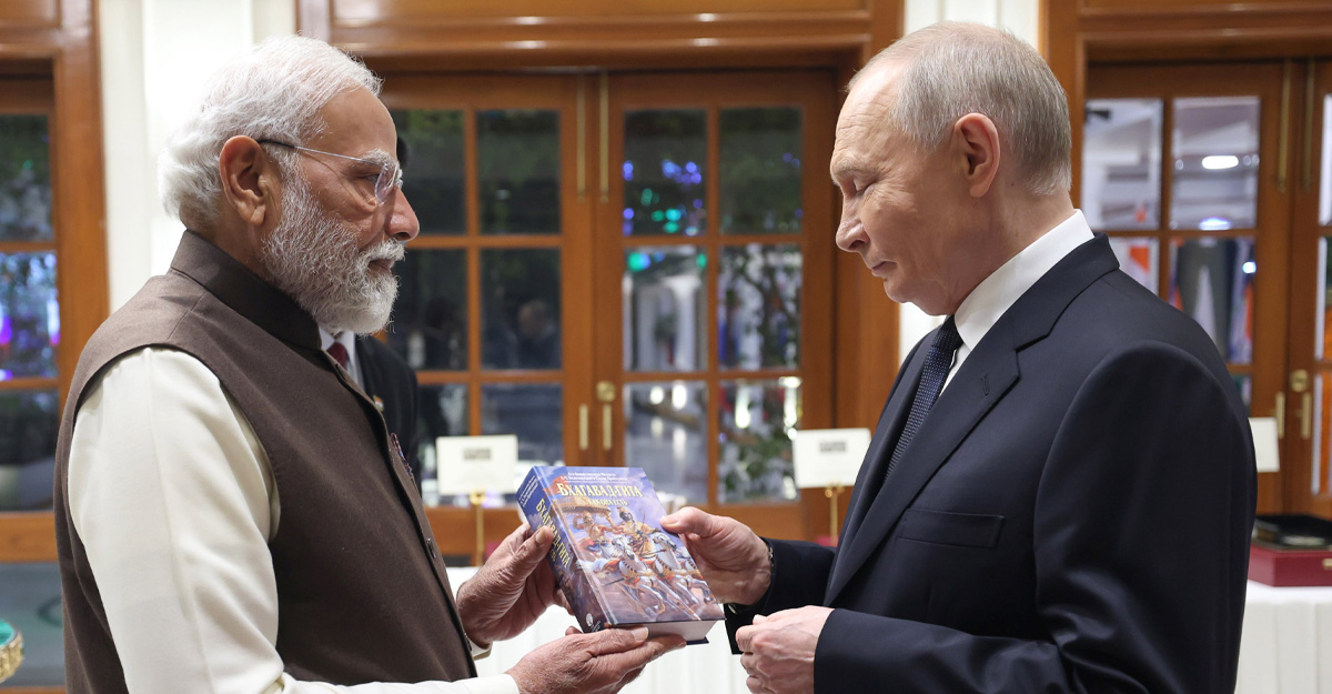 मोदीले पुटिनलाई उपहारमा दिए रूसी भाषामा अनुवाद गरिएको भागवत गीता