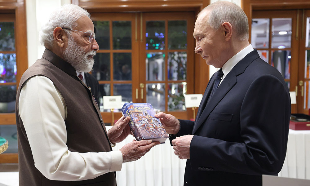 पुटिनलाई मोदीको रुसी भाषामा लेखिएको गीता उपहार
