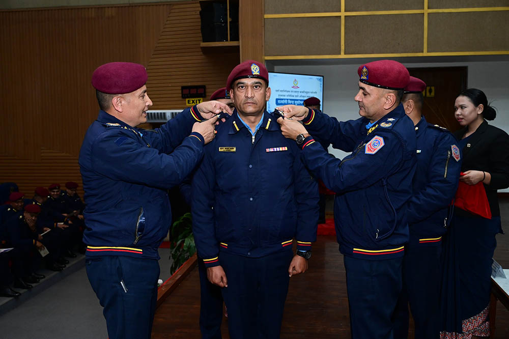 आठ जना प्राविधिक प्रहरी अधिकृतहरू दर्ज्यानी चिन्हद्वारा सुशोभित