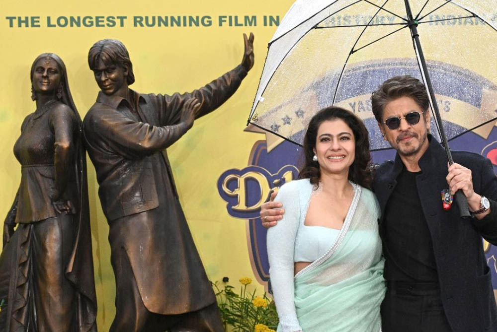 लण्डनमा राज र सिमरनको कांस्य मूर्ति अनावरण