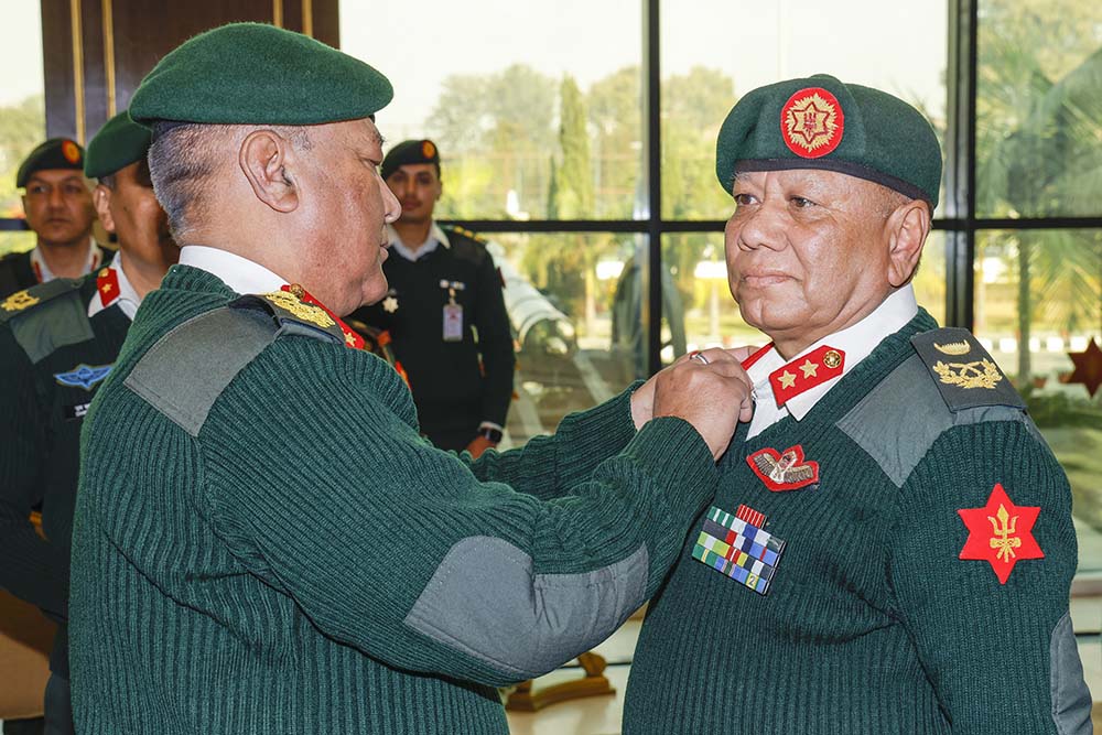 प्रधानसेनापति सिग्देलद्वारा दर्ज्यानी चिन्ह प्रदान