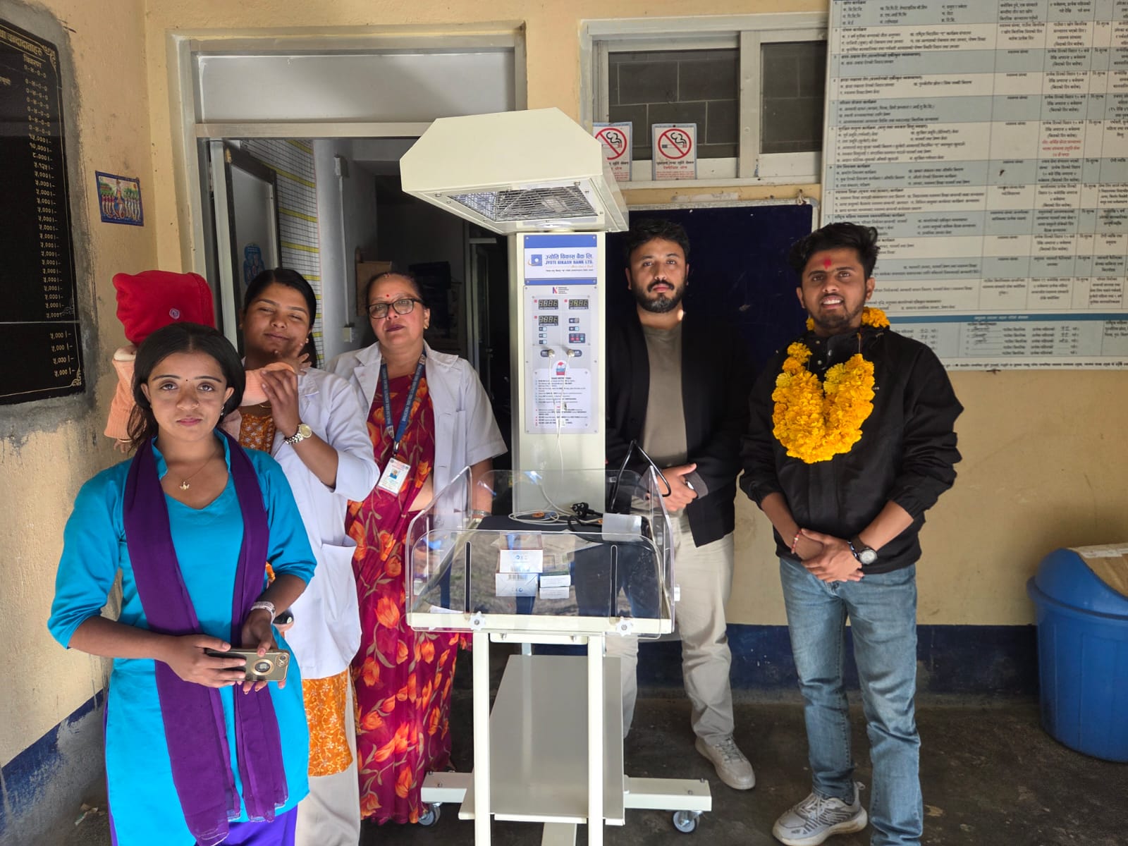 ज्योति विकास बैंकद्वारा स्वास्थ्य चौकीलाई बेबी वार्मर प्रदान