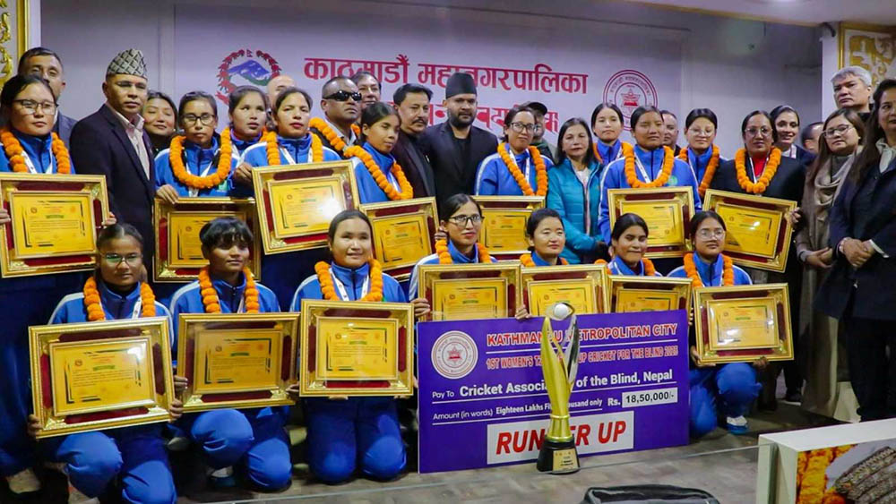 विश्वकपका उपविजेता नेपाली नेत्रहीन महिला क्रिकेट टिमलाई काठमाडौँ महानगरबाट नगदसहित सम्मान