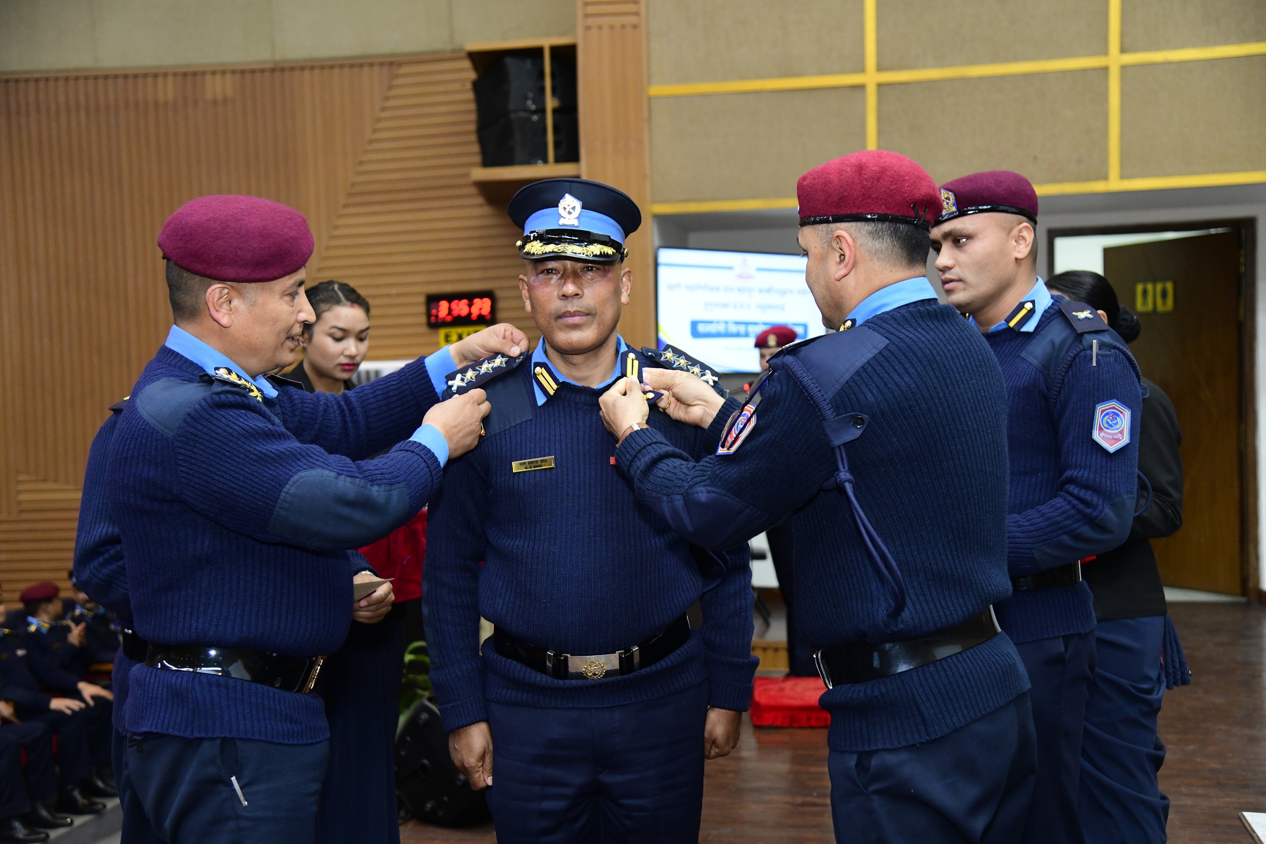 १० जना प्रहरी वरिष्ठ उपरीक्षकहरू दर्ज्यानी चिन्हद्वारा सुशोभित