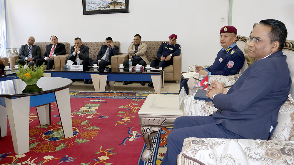 गभर्नर पौडेलले महानिरीक्षक कार्की र बैंकर्स संघका पदाधिकारीसँग गरे छलफल, कर्मचारीकाे सुरक्षा चुनौतीमा केन्द्रित