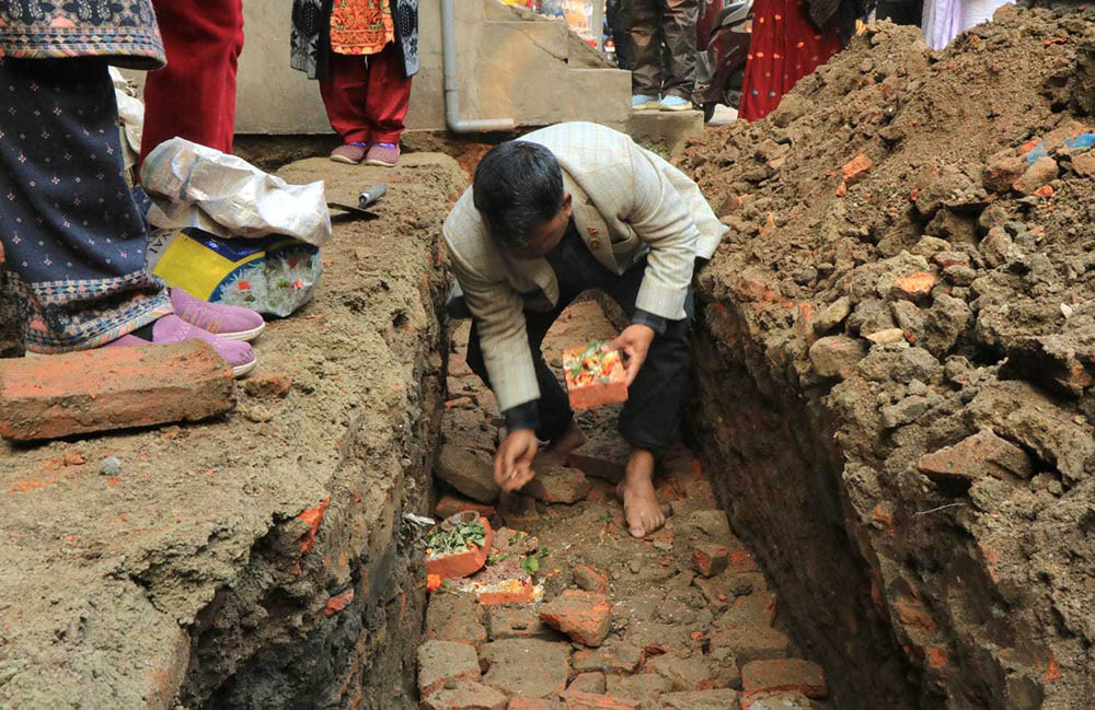 १५१ वर्ष पुरानो ‘ढोका छेँ’ पुननिर्माण सुरु