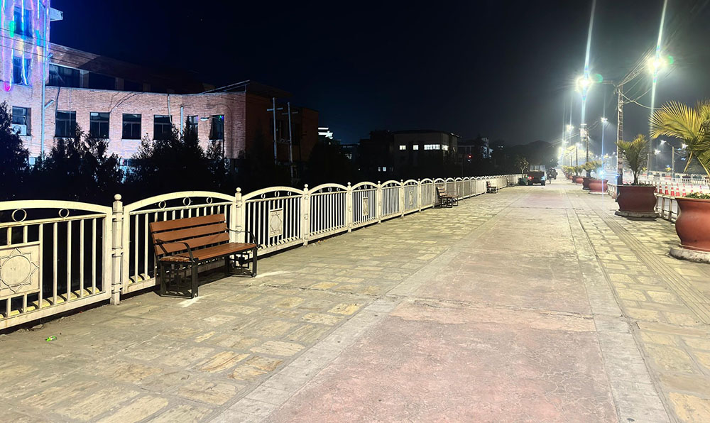 काठमाडौंका सार्बजनिक स्थानका कुर्सी पुन:  राख्न सुरू