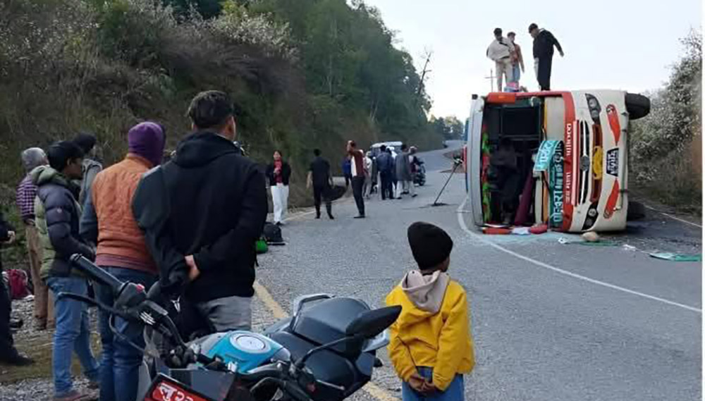 नवलपुरमा विद्यार्थी बोकेको बस दुर्घटना