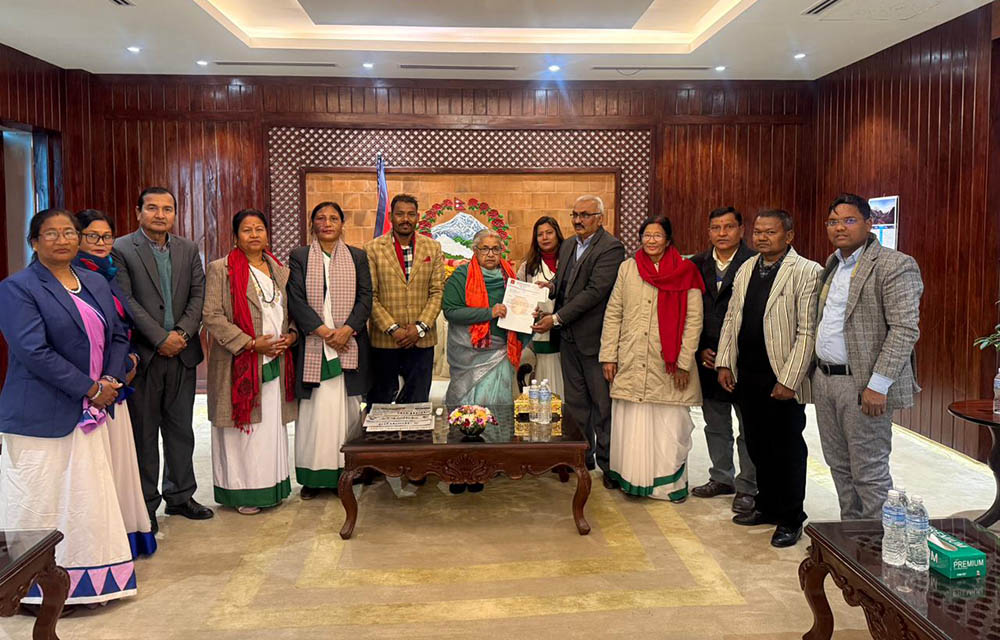 प्रधानमन्त्री कार्कीसँग थारू कल्याणकारिणी सभाको भेट
