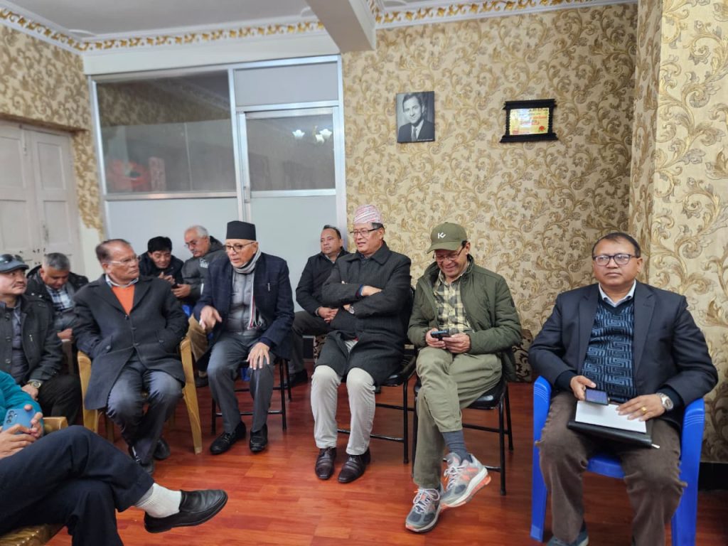 शेखर कोइरालाले गरे आफूनिकट नेताहरूसँग छलफल