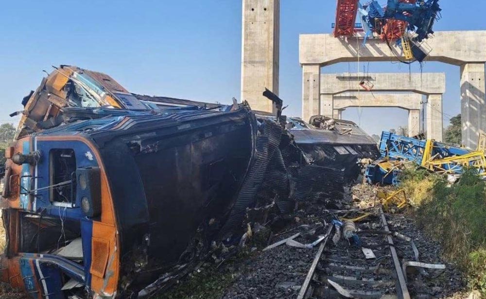 थाइल्याण्डमा गुडिरहेको रेलमा क्रेन खस्दा २२ जनाको मृत्यु