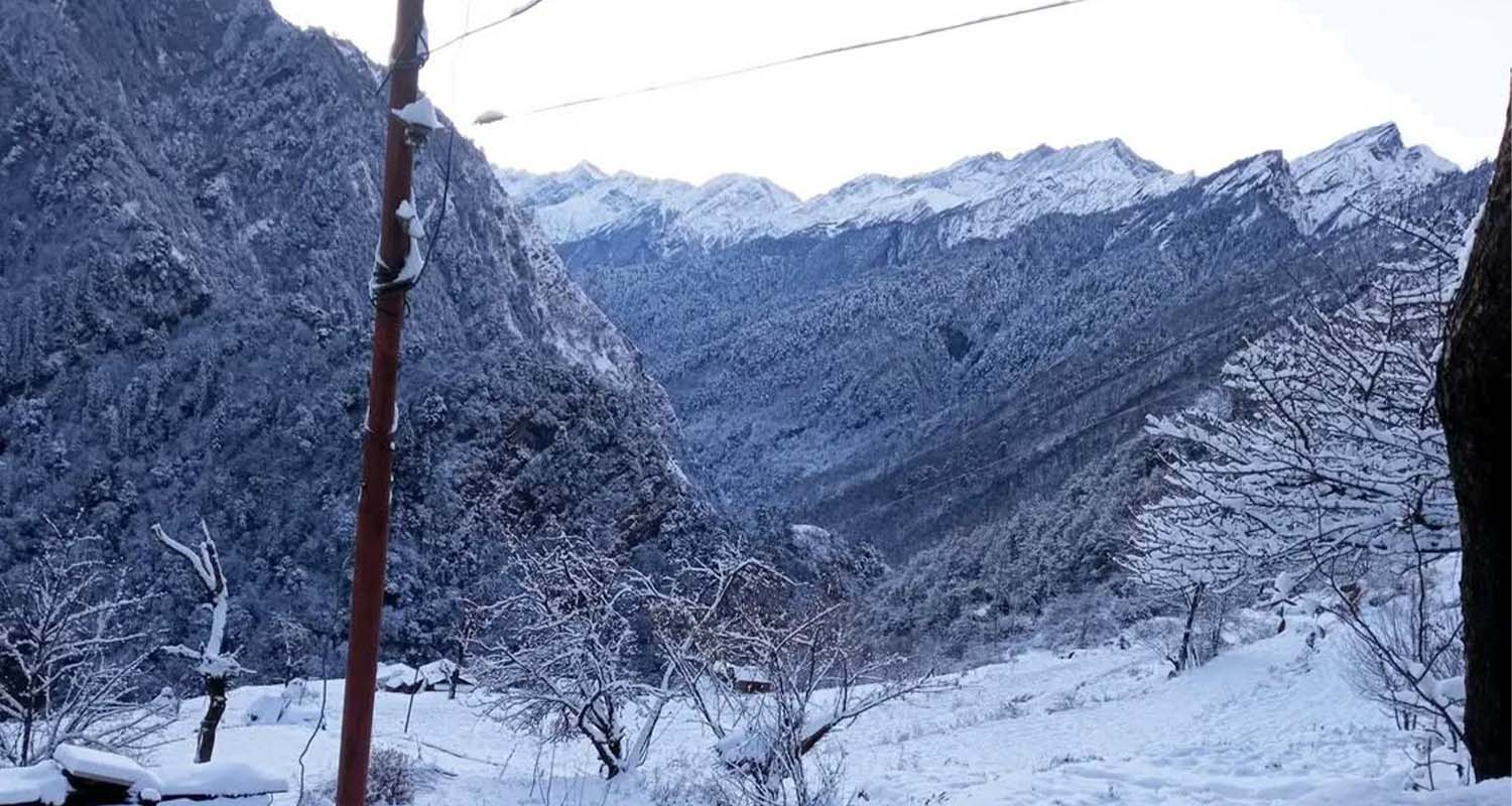 सुदूरपश्चिममा हिमपात : राजमार्ग र विद्युत् सेवा अवरुद्ध