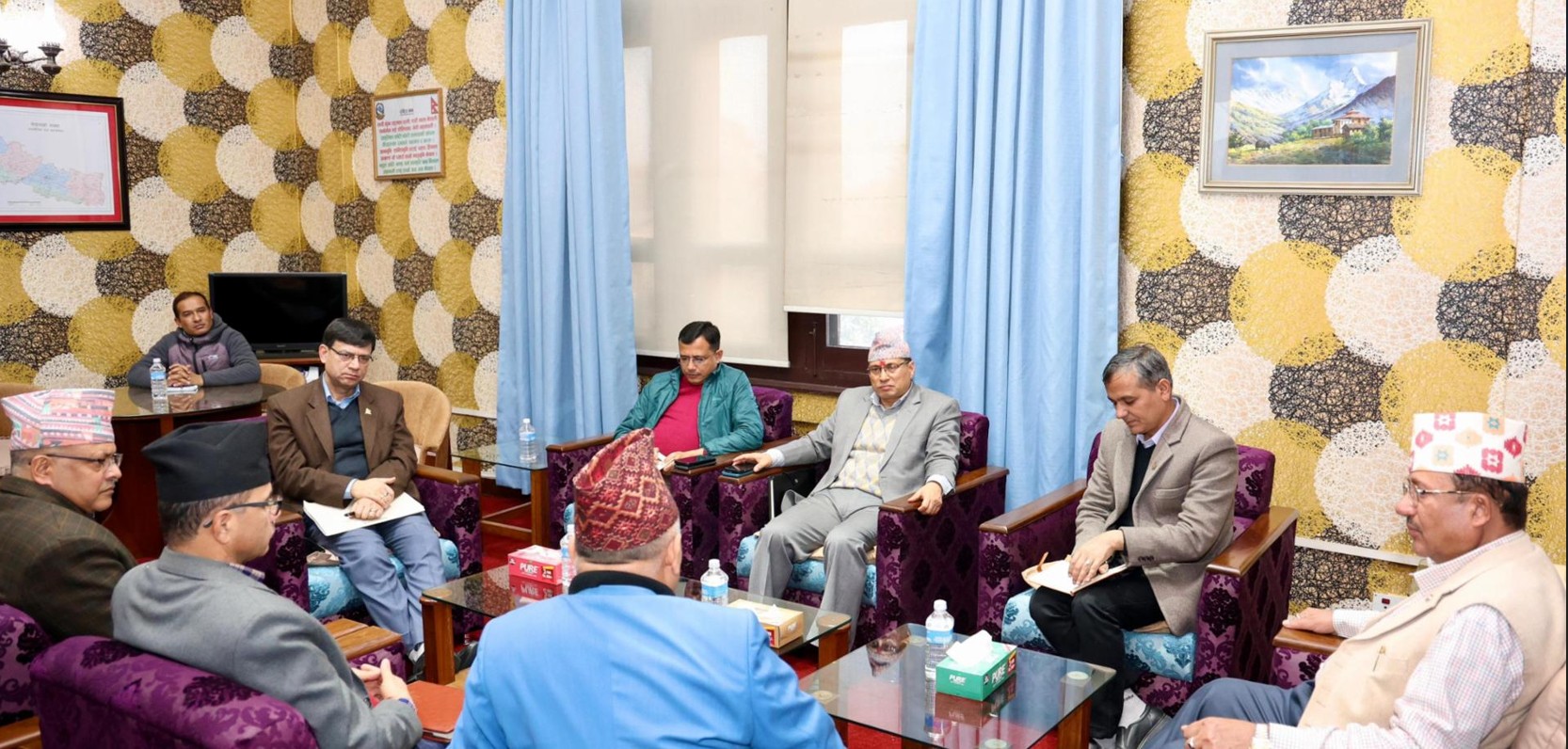 निर्वाचनको तयारीबारे गृहमन्त्री र आयोग पदाधिकारीबीच छलफल, थप सहकार्य बढाउने