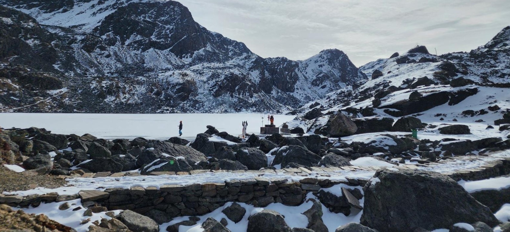 गोसाइँकुण्डमा बरफ जमेपछि…