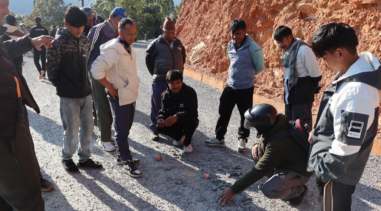 निर्माण भएको एक महिनामा सडक भत्कियो