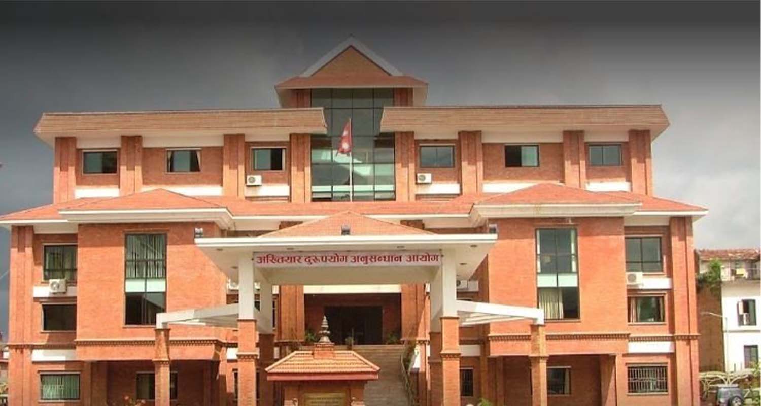 चाबहिलको यातायात व्यवस्था कार्यालयमा अख्तियारले छापा मार्‍यो, ३७ वटा मोबाइल नियन्त्रणमा