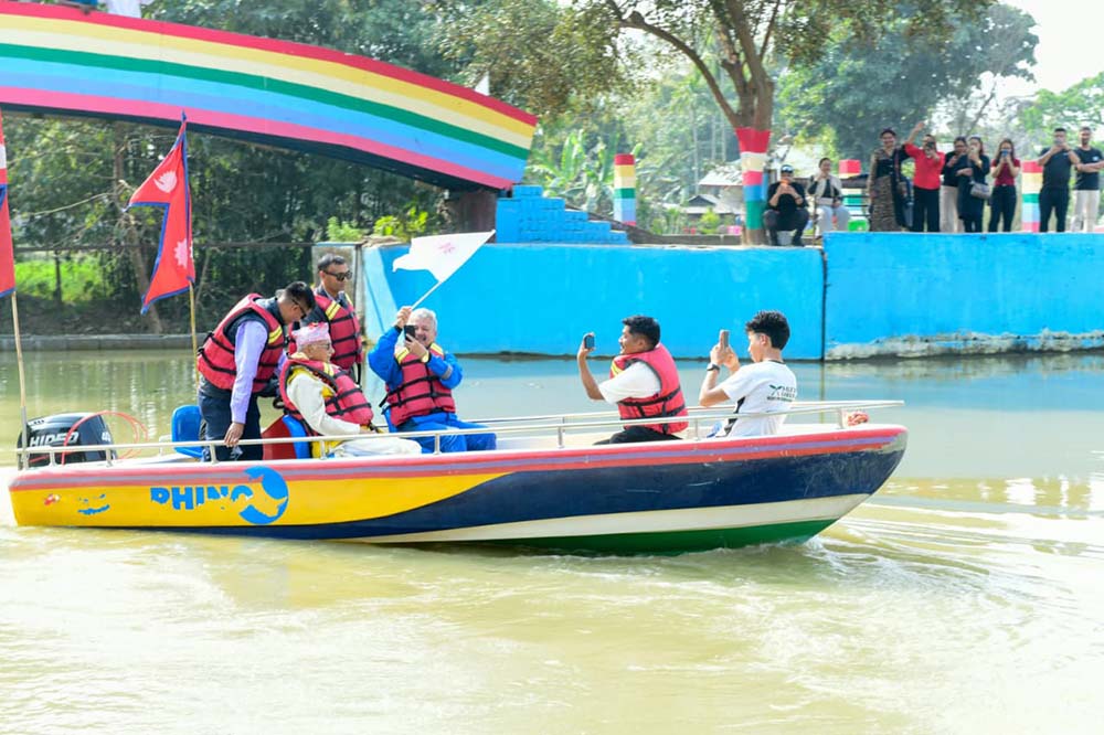 मोटरबोटमा ओलीको सयर