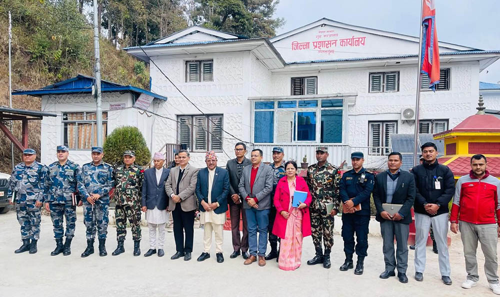 निर्वाचन सुरक्षाबारे गृहमन्त्री आर्यालद्वारा ओखलढुङ्गामा अनुगमन