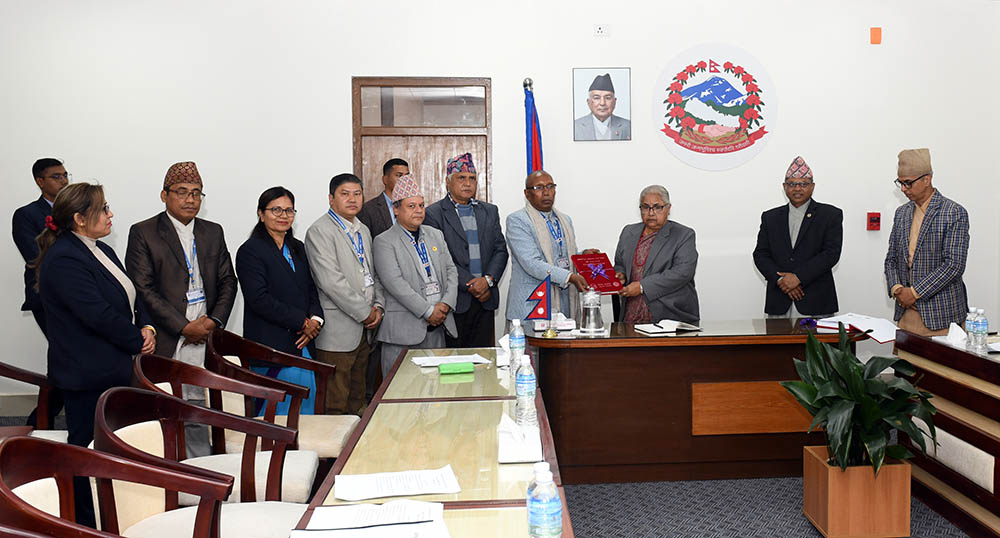 भाषा आयोगका दुई प्रतिवेदन प्रधानमन्त्री कार्कीलाई हस्तान्तरण