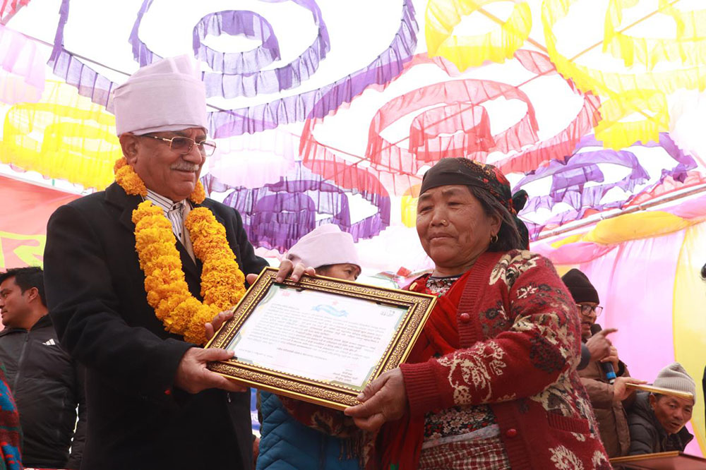 प्रचण्ड र भुसालले गरे सहिद परिवारलाई सम्मान