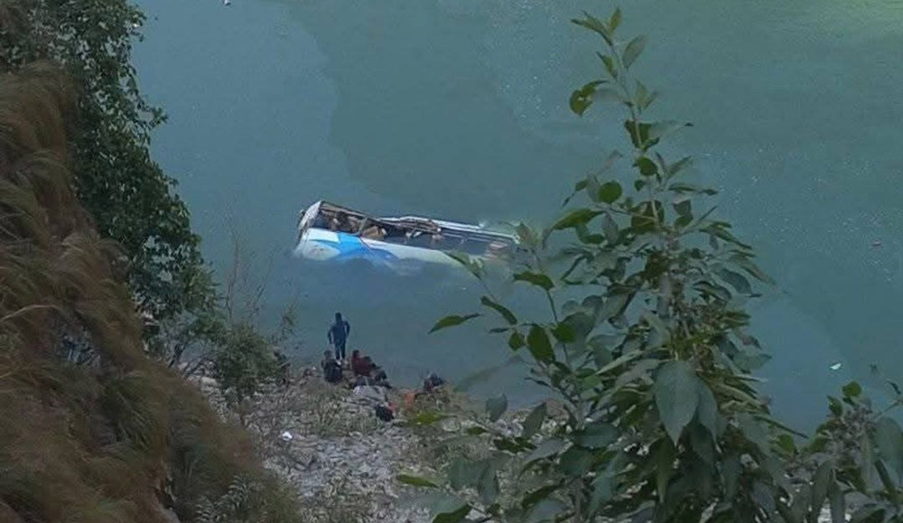 यात्रुवाहक बस तामाकोशी नदीमा खस्यो, ५ जनाको मृत्यु