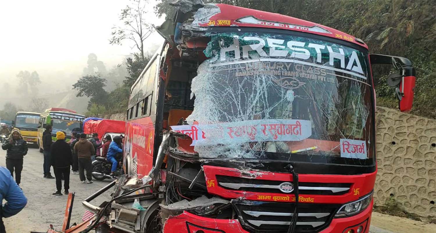 धादिङमा दुई बस ठोक्किँदा एकजनाको मृत्यु
