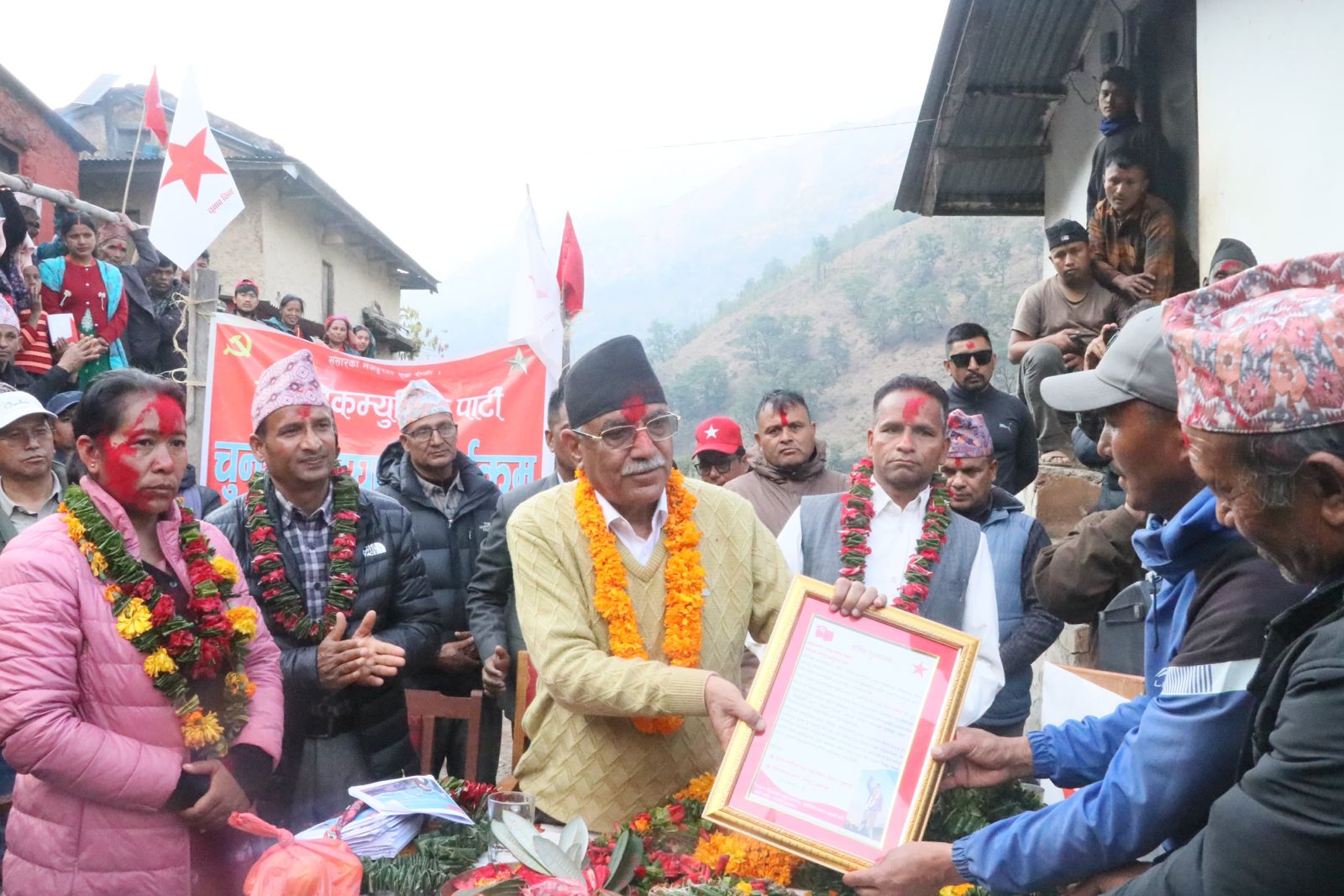 प्रचण्डलाई निर्वाचनमा सहिद परिवारको सहयोग