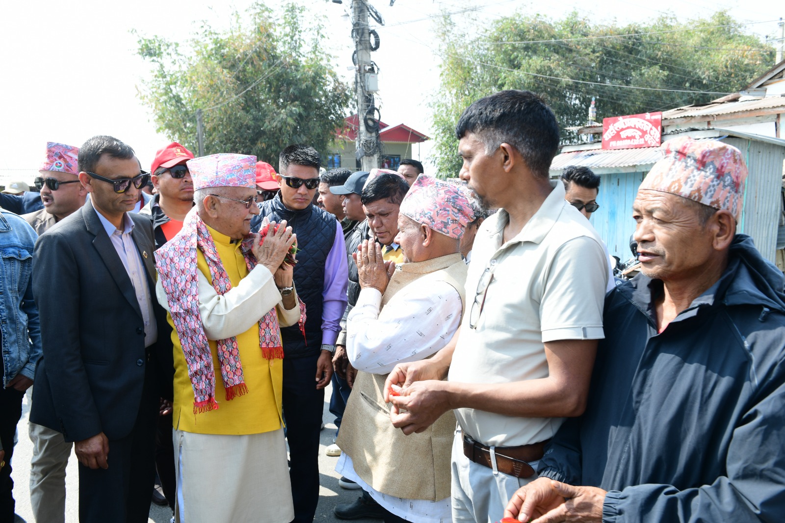 अध्यक्ष ओलीले आज दमक र गौरीगञ्जका १३ वटा टोलका मतदाता भेट्दै
