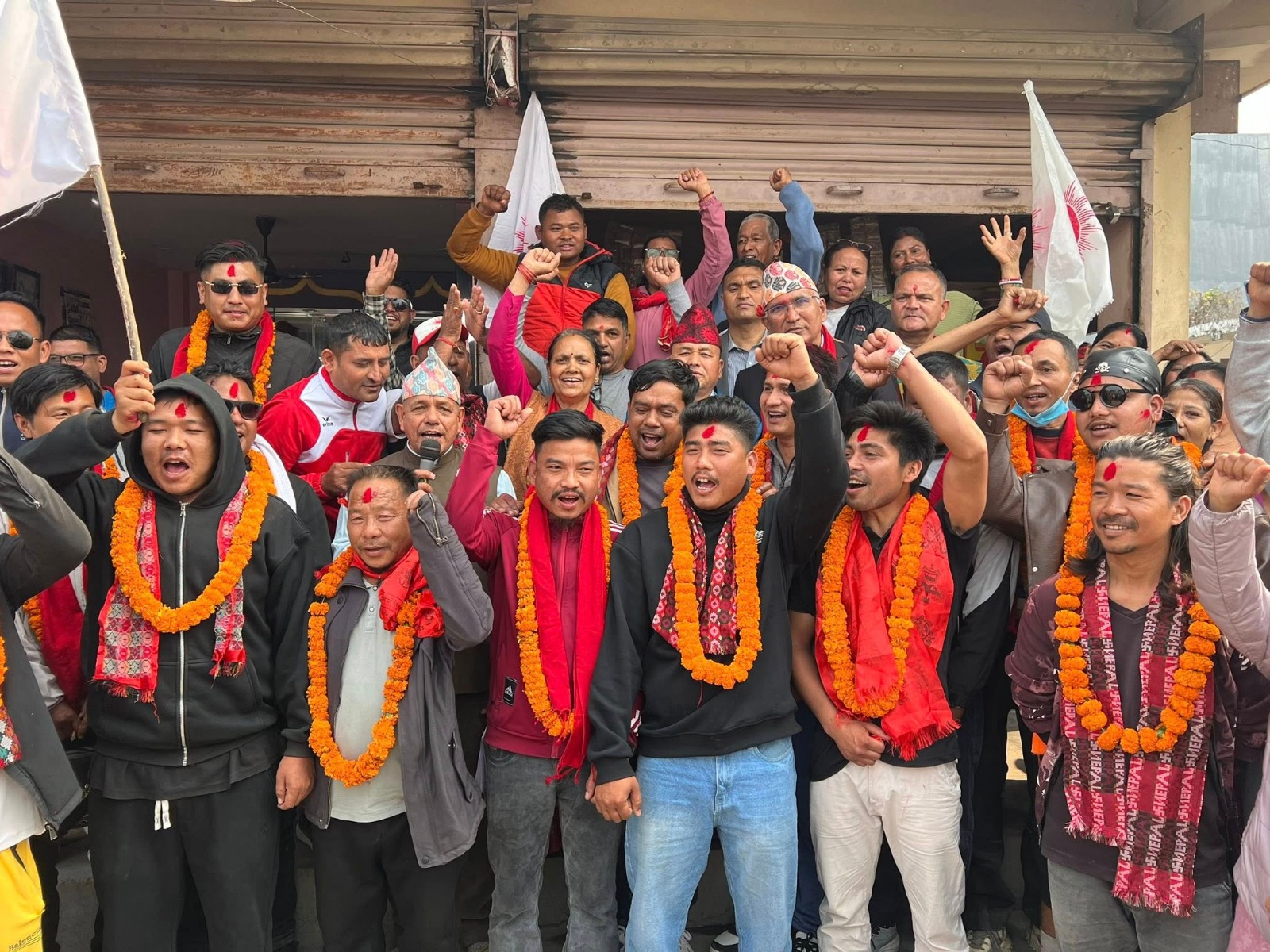 सैनामैना र बुटवलबाट नेकपासहित विभिन्न पार्टीका साढे ३ सय जना एमाले प्रवेश