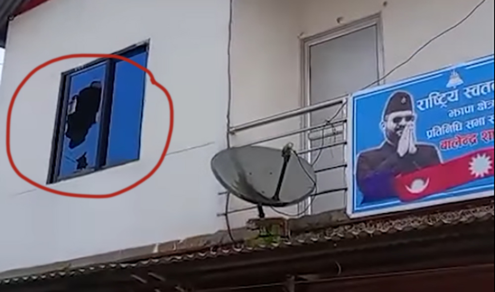 बालेनको झापा-५ स्थित सम्पर्क कार्यालयमा तोडफोड