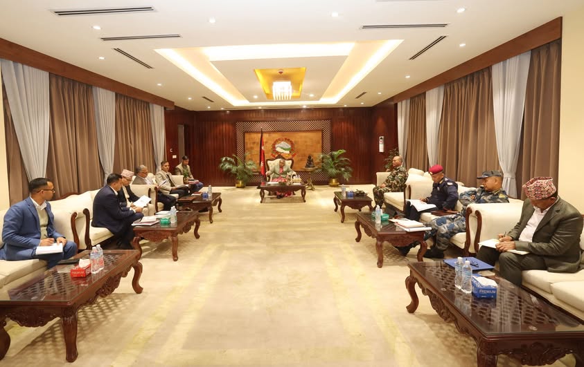 प्रधानमन्त्रीले लिइन निर्वाचन तयारी र सुरक्षाबारे सुरक्षा निकायका प्रमुखहरूसँग जानकारी