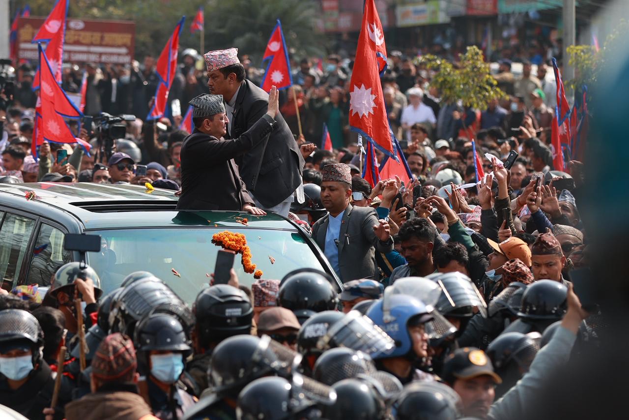 पूर्वराजा ज्ञानेन्द्र शाहलाई स्कर्टिङसहित समर्थकले पुर्‍याए निर्मल निवास